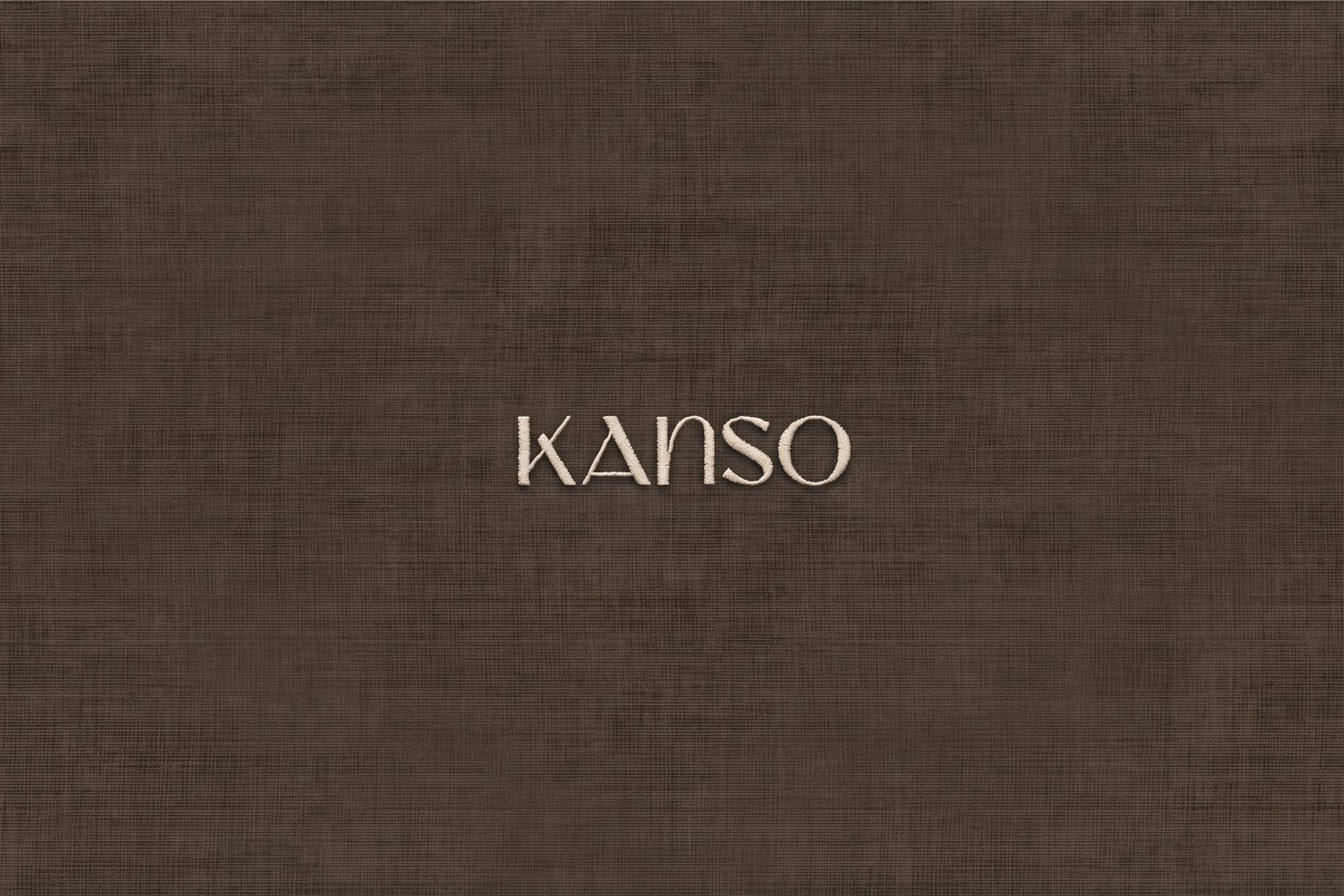 KANSO, logo bordado en hilo crudo sobre tela café
